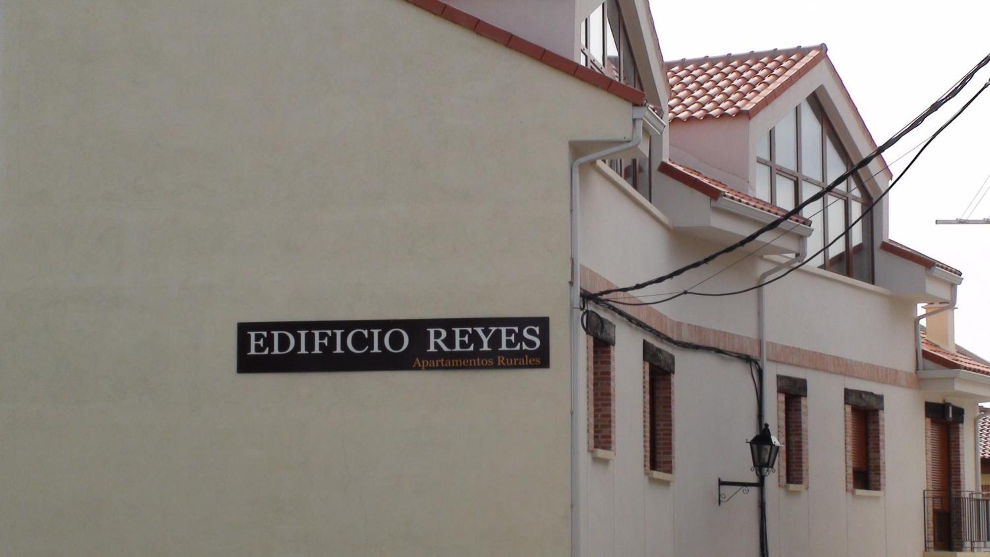 Edificio Reyes Apartment La Adrada Exterior photo